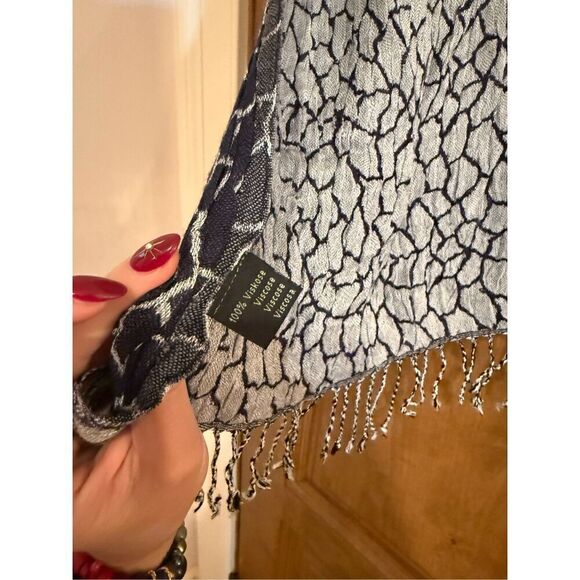 Reversible Pebble Print Fringe Scarf - Picture 4 of 4